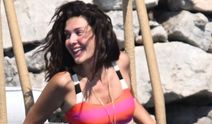 Bergüzar Korel Fethiye'de! Bikinili tatil pozlarına beğeni yağdı