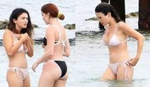 Özge Yağız ve Kübra Balcan Çeşme'de bikiniyle böyle görüntülendi
