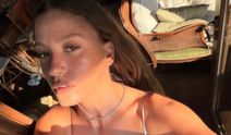 Serenay Sarıkaya'dan derin dekolteli tatil pozları
