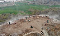 Kahramanmaraş'ta enkaz dağları yükselmeye devam ediyor