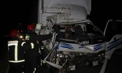 Manisa'da kamyonet, TIR'a arkadan çarptı: 1 ölü, 2 yaralı