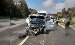 Yaralıya müdahale için ambulanstan inen sağlıkçılara otomobil çarptı: 1 ölü, 2 yaralı