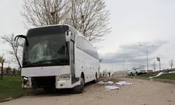 Yoldan çıkan yolcu otobüsündeki 17 kişi yaralandı