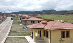 Deprem sonrası yapılan köy evlerinin teslimi yapıldı