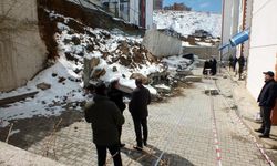 Çöken duvarın altında kalan araç sahiplerinden enkazın kaldırılmamasına tepki