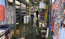 İzmir'de sağanak etkili oldu: Kemeraltı Çarşısı'nda iş yerleri su altında