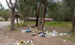 İzmir'de çocuk ormanının sorumsuz ziyaretçileri alanı çöp içinde bırakıyor