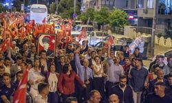 İzmirliler demokrasiye ışık yaktı