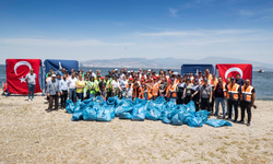 Başkan Soyer daha temiz bir İzmir için çocuklar ve gönüllülerle atık topladı