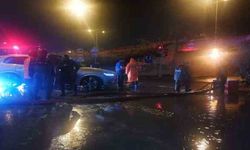 İzmir'i sel vurdu: Araçlar suya gömüldü, yol trafiğe kapatıldı