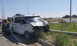 Ticari araç ile kamyon çarpıştı: 1 ölü, 14 yaralı