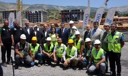 Cumhurbaşkanı Yardımcısı Yılmaz, Kahramanmaraş'ta deprem konutlarının inşaatını inceledi