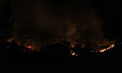Antalya’nın gözde turizm merkezi Kemer’deki orman yangını devam ediyor