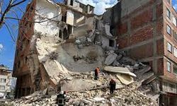 Kilis’te depremde ağır hasar alan bina çöktü