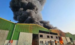 Adana’da geri dönüşüm tesisinde yangın: Dumanlar kilometrelerce uzaktan görüldü