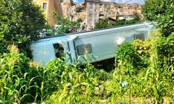 Tur otobüsü, evin bahçesine devrildi: 24 yaralı