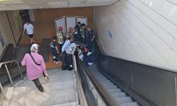 Kartal'da metroya inmek isteyen yaşlı adam düşerek yürüyen merdivene sıkıştı 