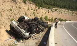Virajda devrilen kamyonun şoförü öldü