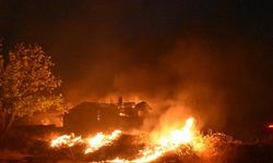 Kuru otlardan ateş sıçradı 2 katlı ev yandı
