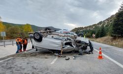 Ağaca çarparak devrilen minibüsün sürücüsü hayatını kaybetti
