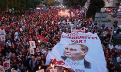 Bayraklı’dan 10 bin kişilik kortej! Atatürk Anıtı’na muhteşem açılış