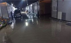 Şiddetli yağış nedeni ile Hatay'da konteynerleri su bastı