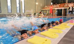Çamdibi’nde 550 çocuk yüzme eğitimi alıyor