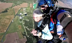 104 yaşındaki kadın hava dalışı yaparak rekor kırdı