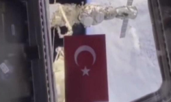 100. yılı uzay mekiğinin camına Türk bayrağı asarak kutladı