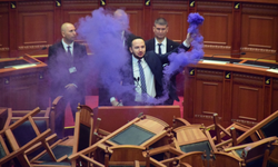 Arnavutluk Meclisinde tansiyon yükseldi kürsüye sis bombası attılar