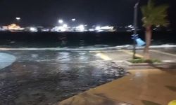 İzmir’de fırtına etkili oluyor: Dalgalar kıyıya vurdu