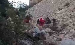 İzmir’de kayalıklardan düşen kişi helikopterle kurtarıldı