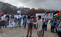 İzmir AGD'nin “Temiz Yürekleri" Filistin için Konak Meydanı'ndaydı