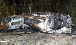 Kavşakta takla atıp yanan otomobilin sürücüsü kaçtı