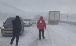 Karda mahsur kalanlara Türk Kızılay'dan yiyecek- içecek