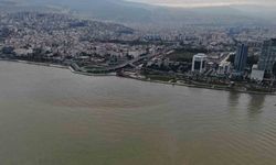 Yağmurun ardından İzmir Körfezi’nin rengi değişti