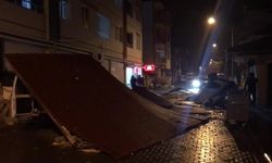 Amasya'da fırtınada aracının üstüne düşen çatıdan saniyelerle kurtuldu