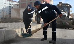 Doğubayazıt Belediyesi, kar yağışı öncesi sokakları temizledi