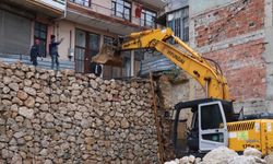 İzmit'te istinat duvarı çöktü, belediye ekipleri hızlı müdahale etti