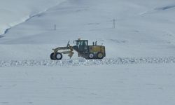 Kar yağışı ve tipi Kars'ta hayatı olumsuz etkiledi