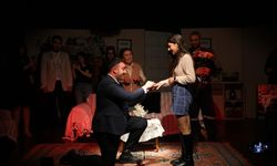 Merkezefendi Kent Tiyatrosu'nda sürpriz evlilik teklifi