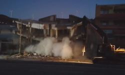 Samandağ'da ağır hasarlı bina korna sesiyle yıkıldı