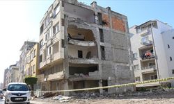 İskenderun'da ağır hasarlı binaların yıkımı sürüyor