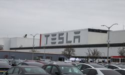 Tesla robotu bir mühendise saldırdı!