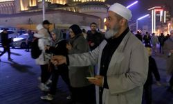 Tebliğciler, Taksim Meydanında bildiri dağıttı