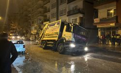 Ankara'da çöp kamyonu çöken yolda askıda kaldı