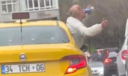 Bayrampaşa'da tehlikeli taksi yolculuğu: Camdan sarkarak alkol içti!