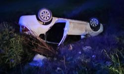Belen'de otomobil devrildi: Sürücü araçta sıkıştı