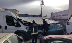 Bursa'da lodos fabrikanın çatısını uçurdu, araçlarda hasar oluştu