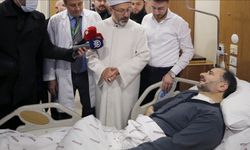 Ali Erbaş, Fatih Camisi imamı Galip Usta'yı ziyaret etti